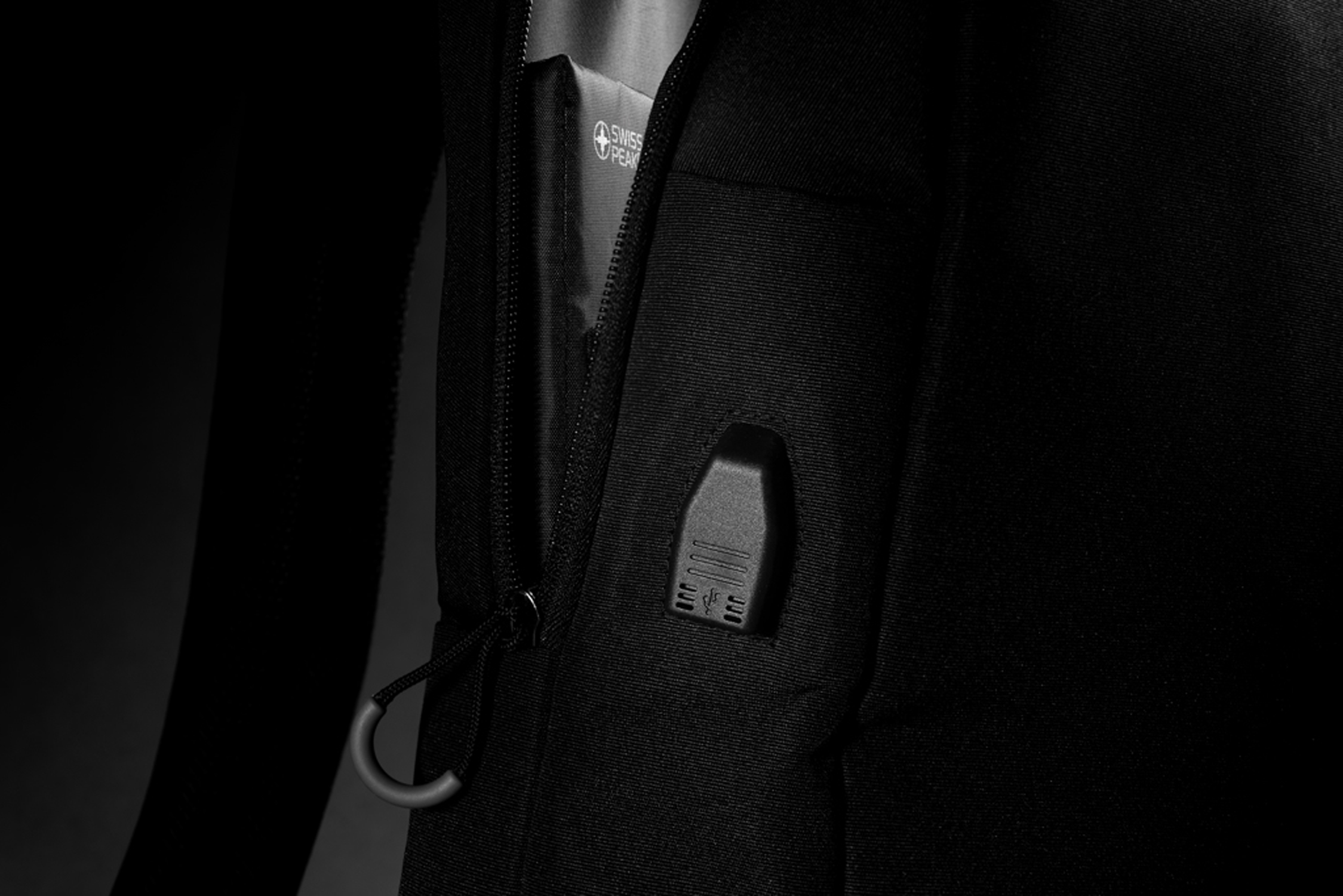 Рюкзак Swiss Peak с RFID-защитой и USB-A из rPET AWARE, 15,6