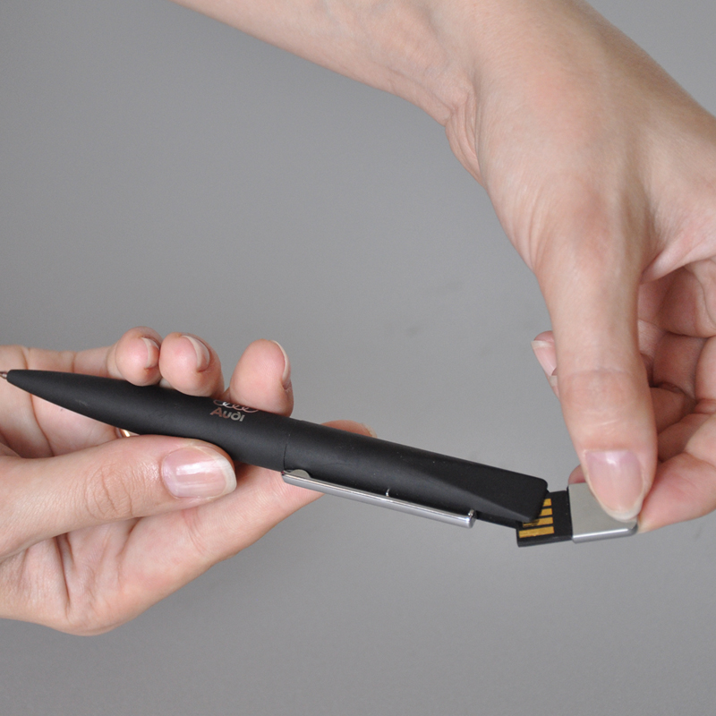 Набор ручка c флеш-картой 8Гб + зарядное устройство 4000 mAh в футляре, черный, покрытие soft touch
