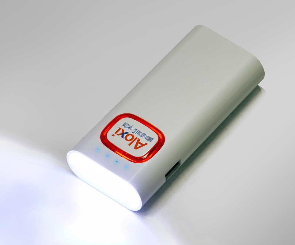 Зарядное устройство с LED-фонариком и подсветкой логотипа, 4400 mAh