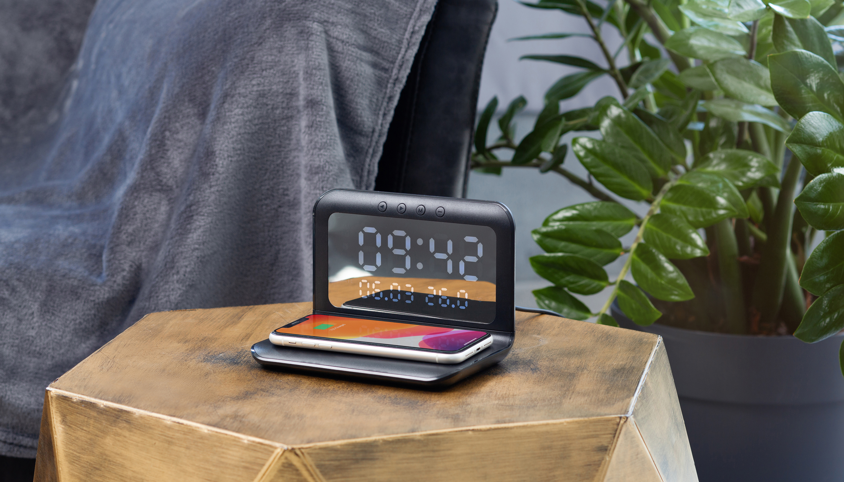 Настольные часы "Smart Time" с беспроводным (15W) зарядным устройством, будильником и термометром, со съёмным дисплеем